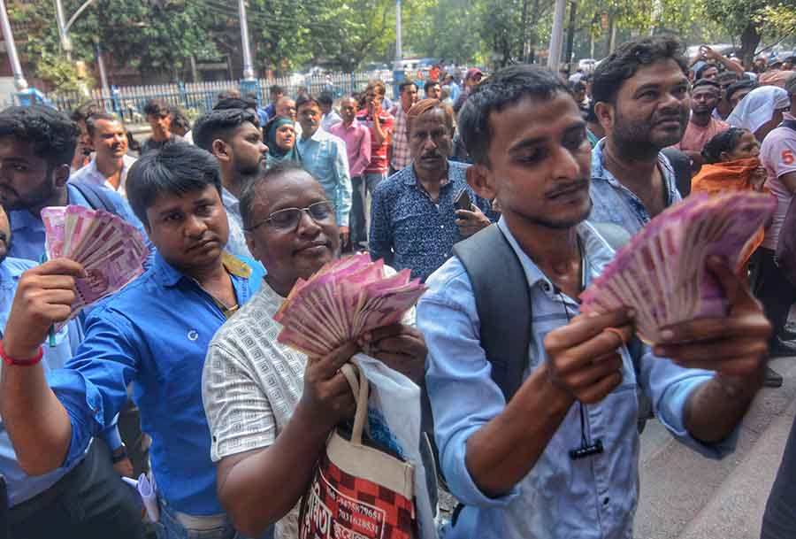 People queued up in front of the Reserve Bank of India office in Kolkata to exchange their 2000-rupee notes. The deadline to submit Rs 2000 notes was October 7. However, RBI had extended exchange at 19 regional branches till further notice  