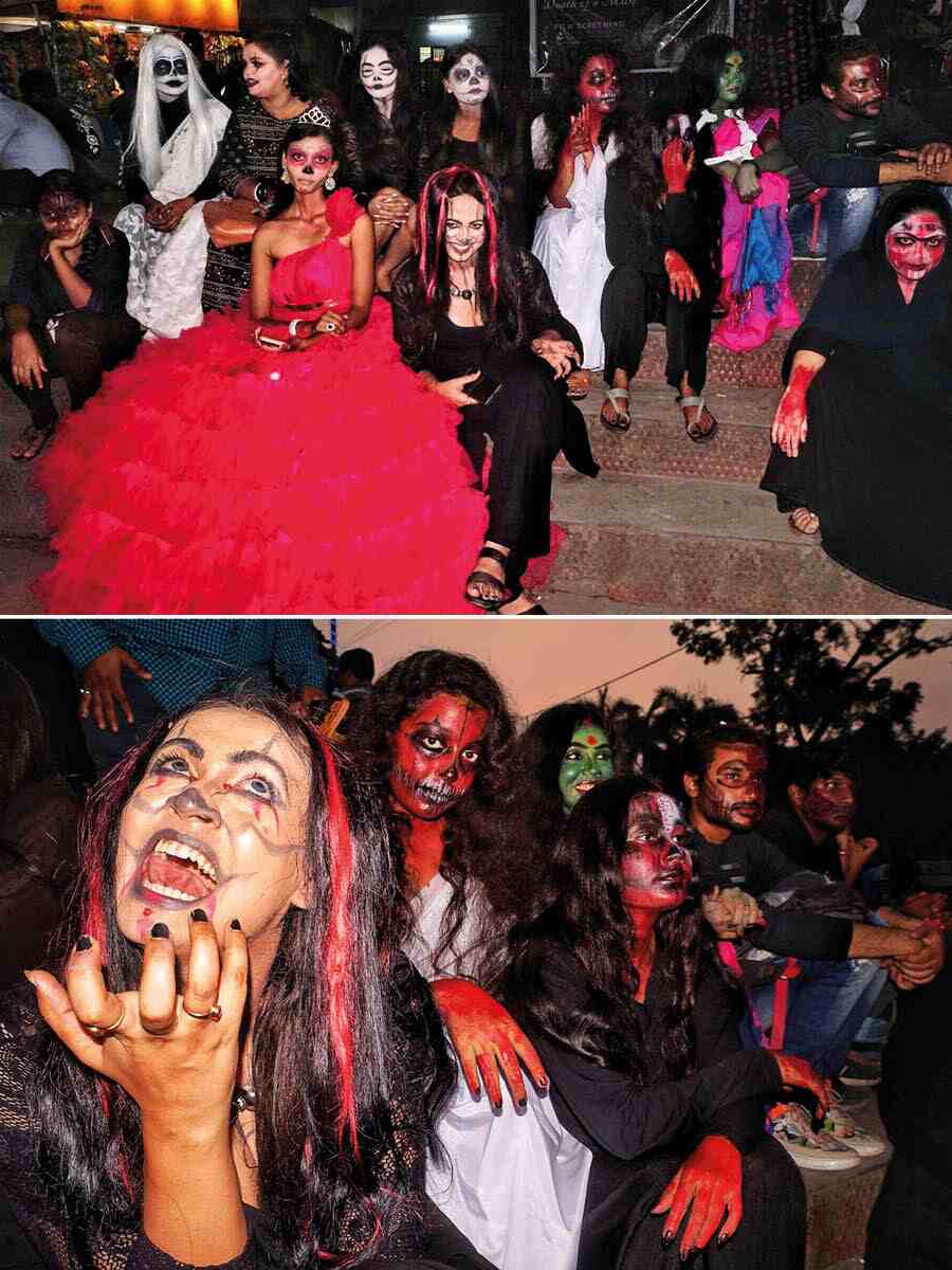 People celebrated Halloween in front of the Academy of Fine Arts. They put up a street play as well on Tuesday 