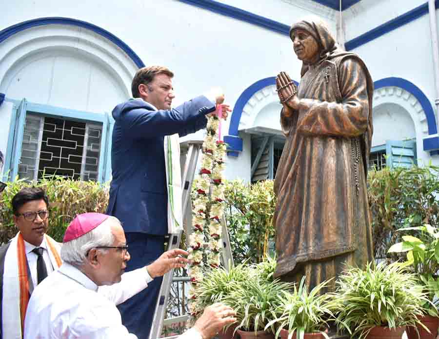 Bujar Osmani, minister of foreign affairs, Republic of North Macedonia; Slobodan Uzunov, ambassador, and other delegates visited Kolkata from Skopje (Mother Teresa's birth place) on Friday. They paid floral tributes and offered prayer to Mother Teresa’s statue at the Archbishop House  