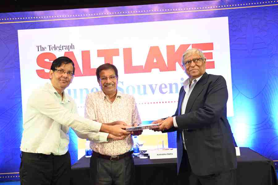 Calcutta Media Institute director Amitabha Datta hands over the winner’s prize to representatives of Animikha Apartments, New Town