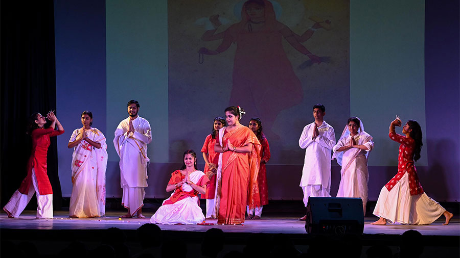 The students put up a cultural programme depicting the freedom struggle in Bengal