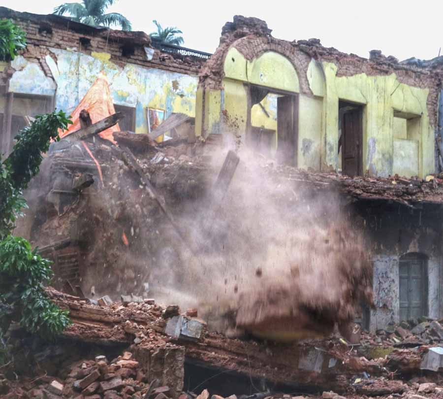 A portion of an abandoned house in Bhowanipore came crashing down on Saturday evening. It is said that Satyajit Ray had shot a scene of Sonar Kella at this 220-year-old house on Padmapukur. No one was injured  