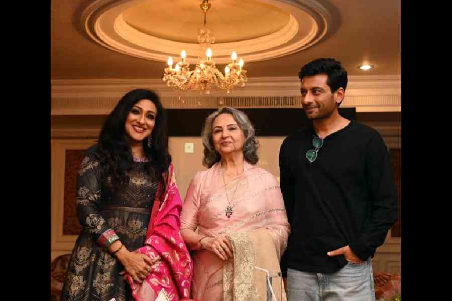 Sharmila Tagore flanked by her Puratawn co-actors Rituparna Sengupta and Indraneil Sengupta