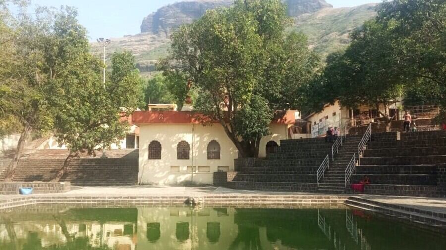 The Kapildhara Ashram in Kavnai is known for its temples and ‘kunds’ or bathing springs