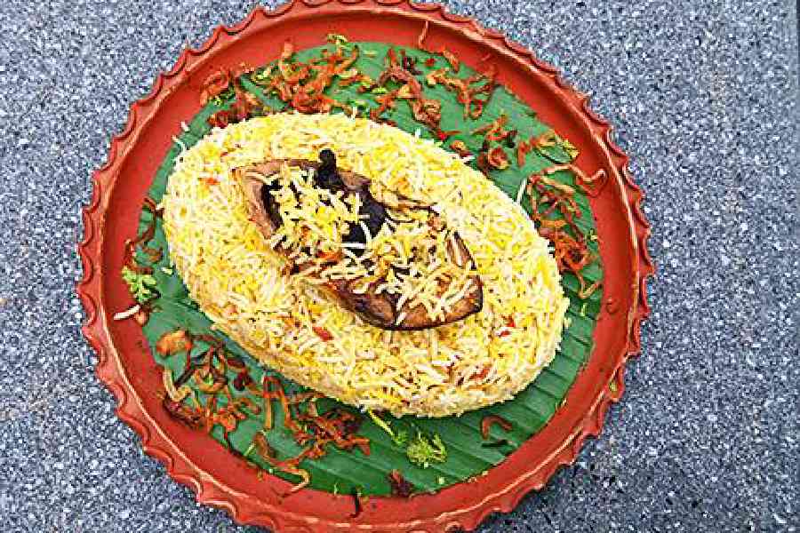 Ilish Mach ar Dhakai Biryani: Bored of the regular mutton or chicken biryani? Experiment with your palate with Hilsa biryani.The Dhakai-style biryani is an extremely light and aromatic variant, almost like a pulao, and the fish flavour takes it to the next level.
