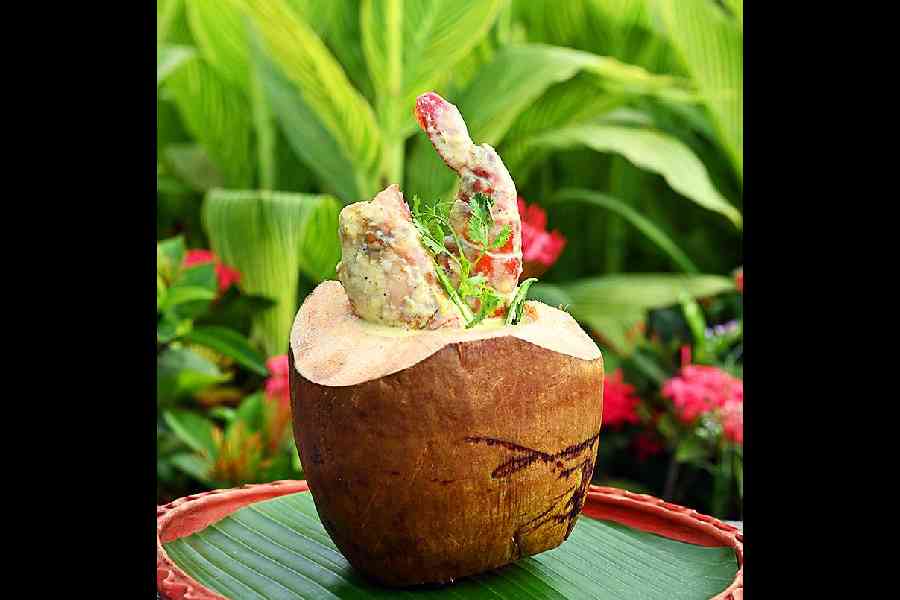 Daab Chingri: This famous Epar Bangla dish is an emotion for Bangalis. Prepared with coconut milk, cashew and prawns, and served in a green coconut shell, this dish is surely not to be missed.