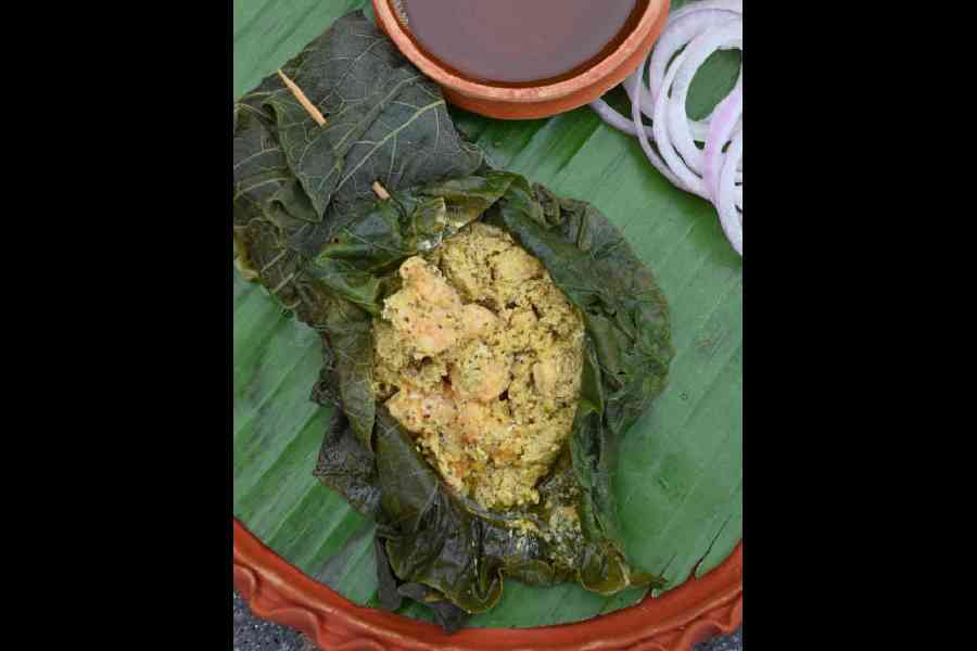 Lau Patay Aam Kashundi Chingri: This dish is made of shrimp marinated in mustard paste, green chilli paste, along with some curd and salt. It is steamed similar to a paturi, but with a twist since it is cooked in bottle gourd leaves.