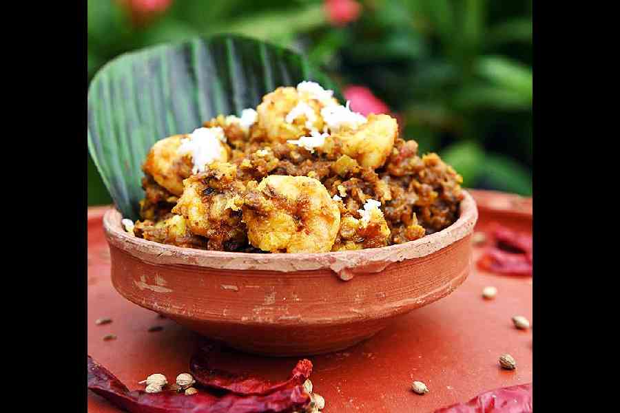 Mocha Diye Chingri Mach: Another healthy Bengali delicacy prepared with banana flowers and shrimp, this makes for an excellent pairing with steamed rice. The banana flower has a great meaty bite to it and soak in all the flavours from the shrimp