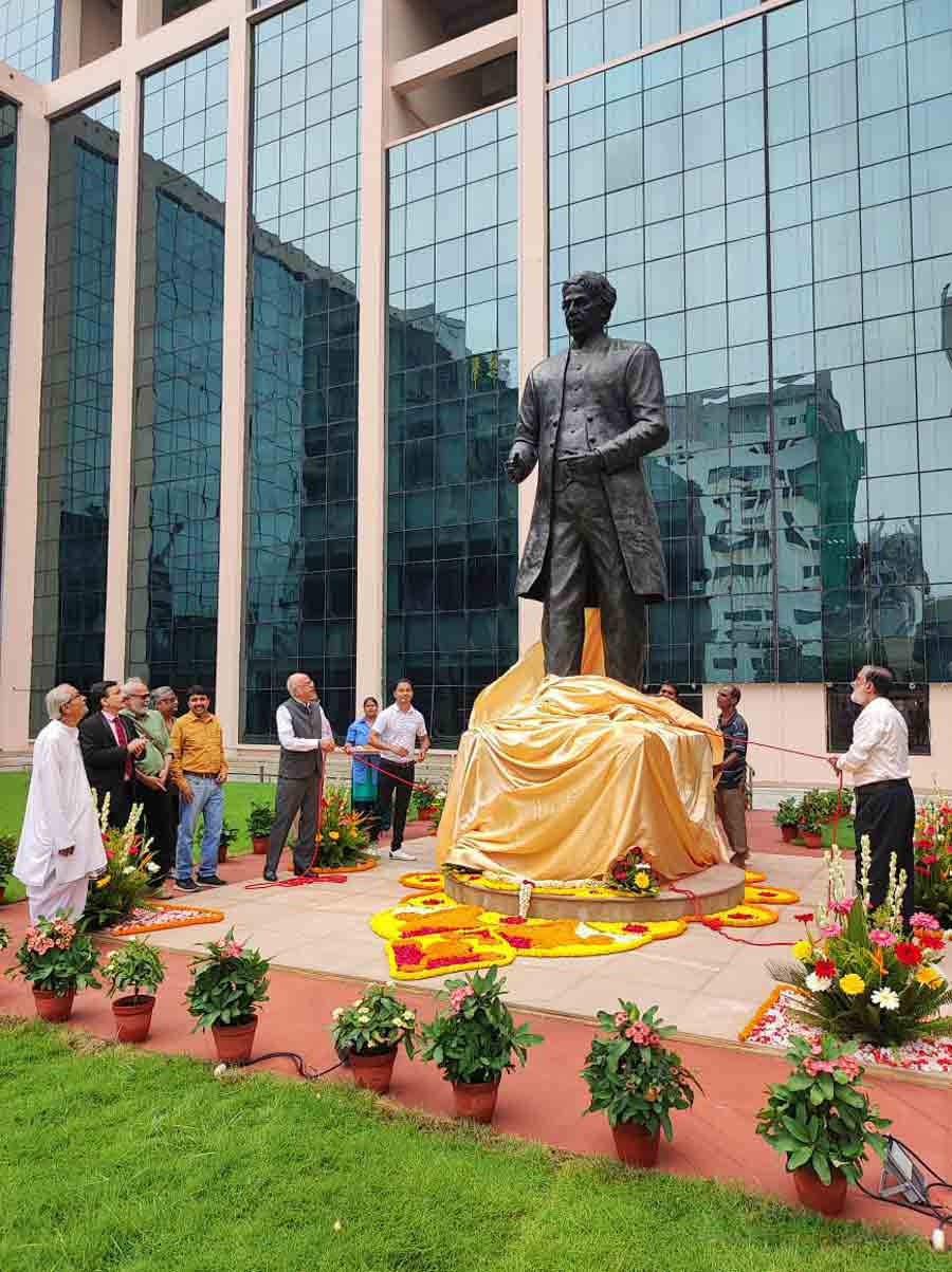 Gautam Desiraju, a renowned scientist with IISc Bangalore, unveiled the statue of Acharya J C Bose at the Unified Academic Campus of Bose Institute at Salt Lake, Kolkata on Tuesday. Desiraju is the grandson of Sarvepalli Radhakrishnan 