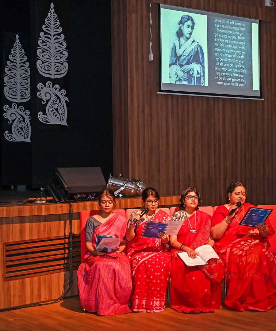 The dance and song performances were interspersed with poetry and shayari recitation on several important events of Tagore and Ghalib’s life