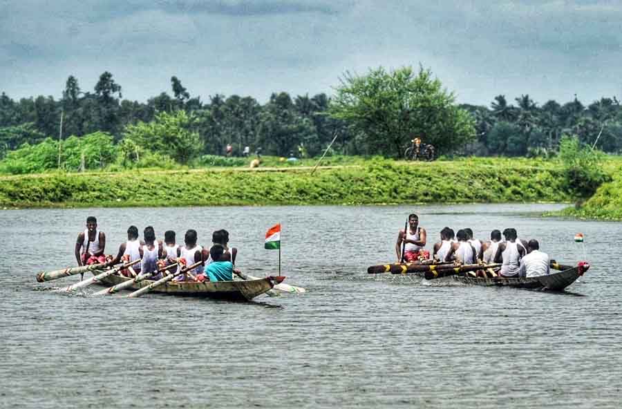 A boat race was organised at a canal in Bedberia, Canning District, South 24 Parganas. The two-day boat race ended on Wednesday