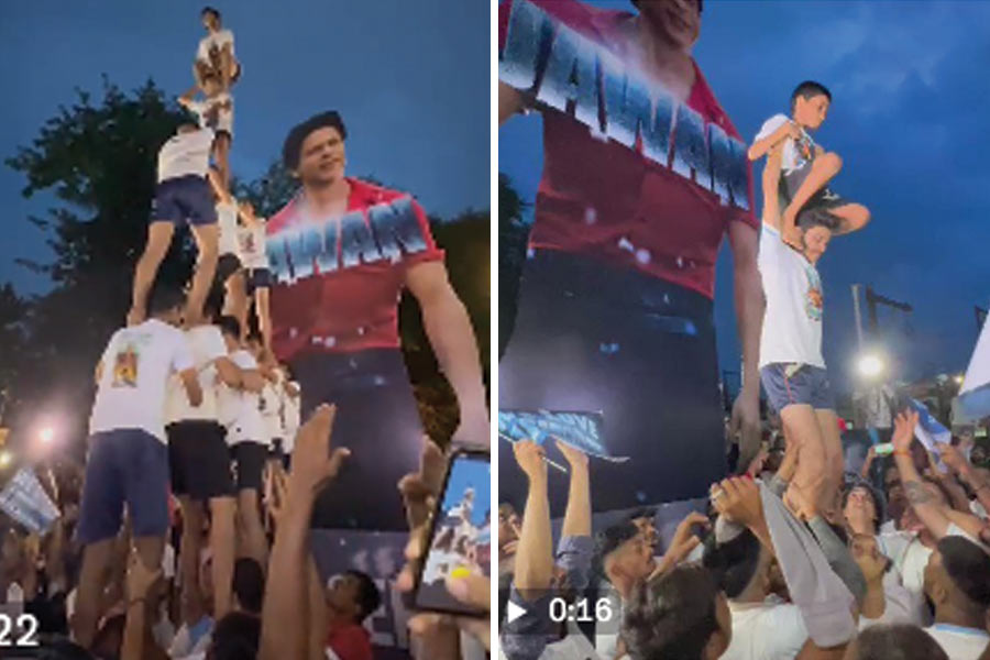 Shah Rukh's fans celebrate Janmashtami with a twist as they give dahi handi salute to the actor