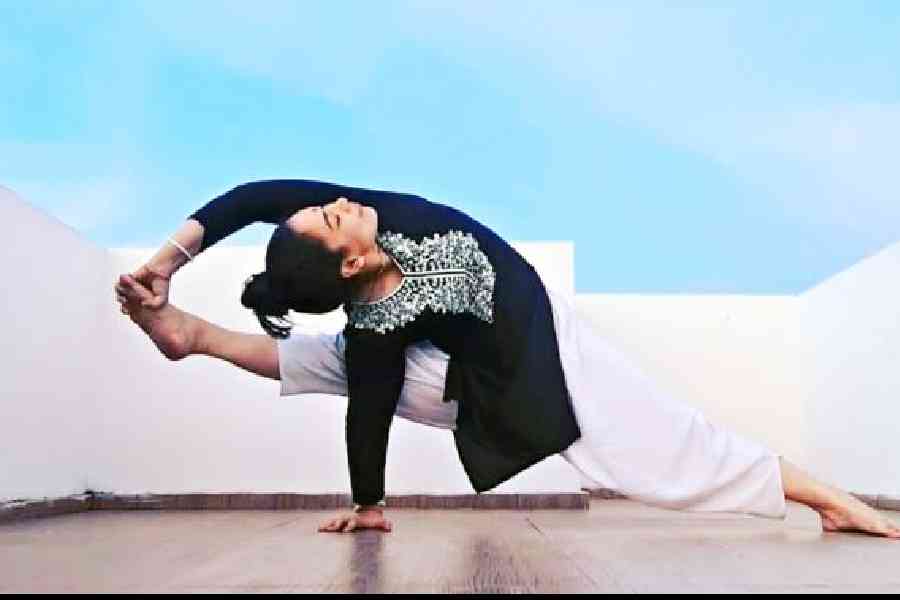 Vishwamitra Asana It is good for strengthening bones and muscles, toning the body, enhancing leg flexibility and improving respiration