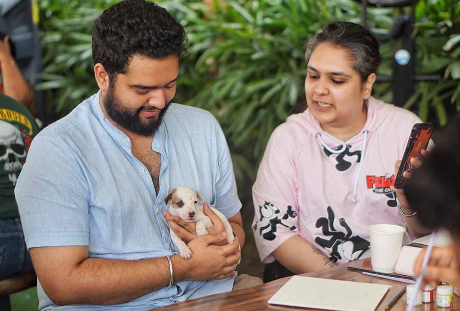 Joydeep Chaturvedi and his fiance Jasmine Chatlani had a blast playing with this little pupper in between brushstrokes. “It was a surreal Sunday, surrounded by artistic vibes and furry friends. The event also greatly educated us to adopt, and not shop for pets. It makes us realise how our indie friends are equally loveable and forever companions.”