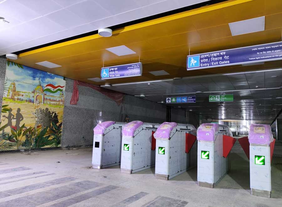 AFC-PC (automated fare collection) gates installed at Mahakaran station of East-West Corridor. A total of 18 such gates will be installed here for smooth entry and exit of passengers  