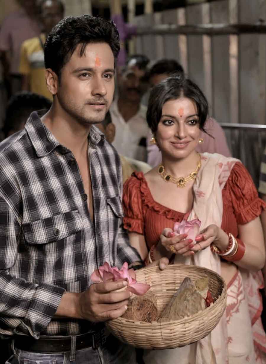 Yaariyan 2 co-actors Divya Khosla Kumar and Yash Dasgupta visited the Kalighat temple on Friday amidst promotion of the film releasing this October  