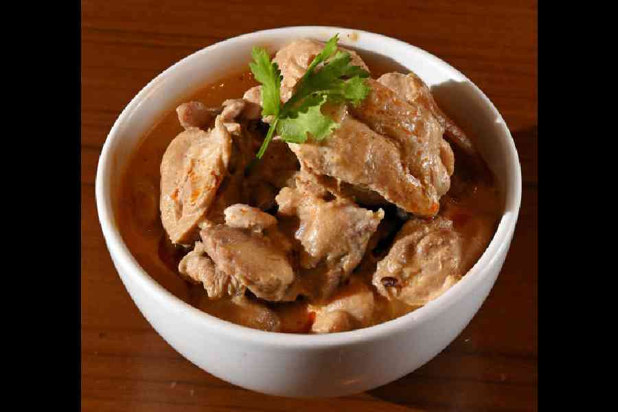 Murgh Awadhi Korma: Here is one mellow yet extremely delectable main course dish that has chicken as the base cooked in a smooth gravy of onions, whole spices and cashews. Relish this with a sheermal or warqi paratha.