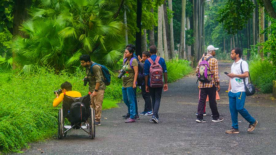 WLB participants documenting butterflies during the celebration of BBM at Botanical Garden, Shibpur 