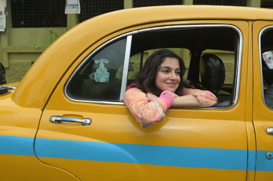 Divya took a yellow taxi ride from the airport with Yash, who plays her romantic interest Abhay Katyal in Yaariyan 2.