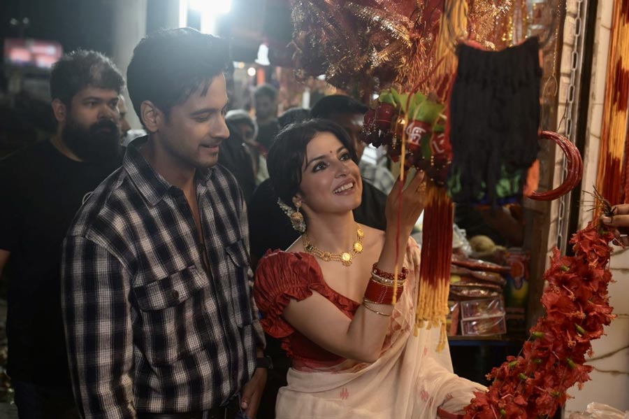 Dressed in an off-white sari with a red border, Divya visited the Kalighat Kali temple along with Yash. 
