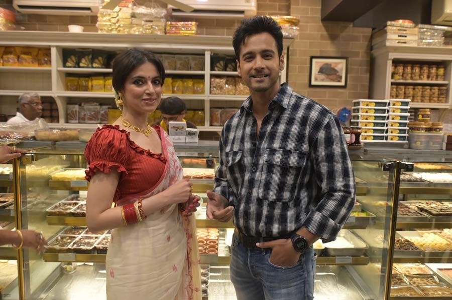 The co-stars — who play a couple stuck in an unhappy marriage in Yaariyan 2 — stopped by a sweet shop and indulged their sweet tooth. 