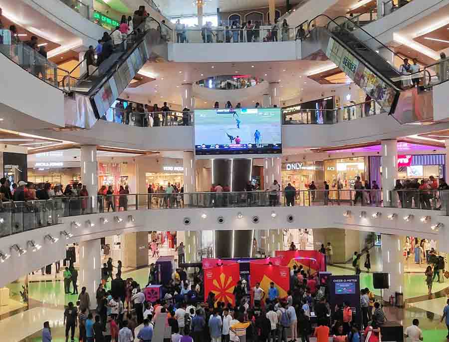 Shoppers at South City Mall gathered to watch the India Vs Pakistan Asia Cup 2023 match on Sunday and clicked pictures with the ICC Men’s Cricket World Trophy that was exhibited at the mall on September 9 and 10  