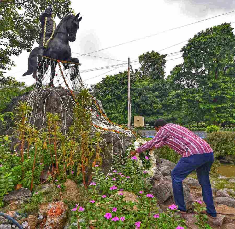 Partha Bhowmick, minister-in-charge, West Bengal irrigation and waterways department, offered floral tribute to Jatindranath Mukherjee, also popularly known as Bagha Jatin, on his death anniversary on Sunday  