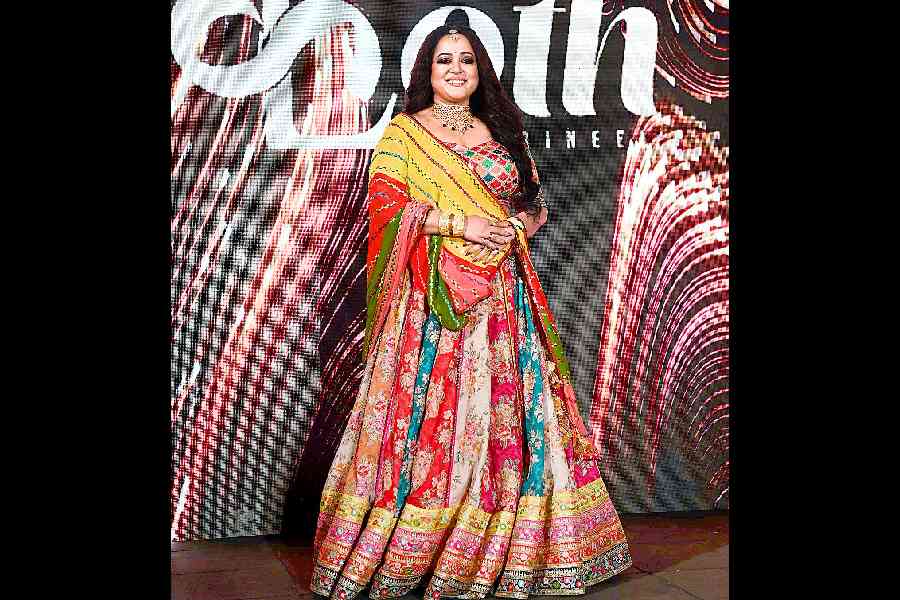 Showstopper and Tollywood actress Aparajita Adhya looked stunning in a multi-coloured, gorgeous lehnga appropriate for wedding rituals. Different coloured panels of a similar fabric were stitched together to create this look