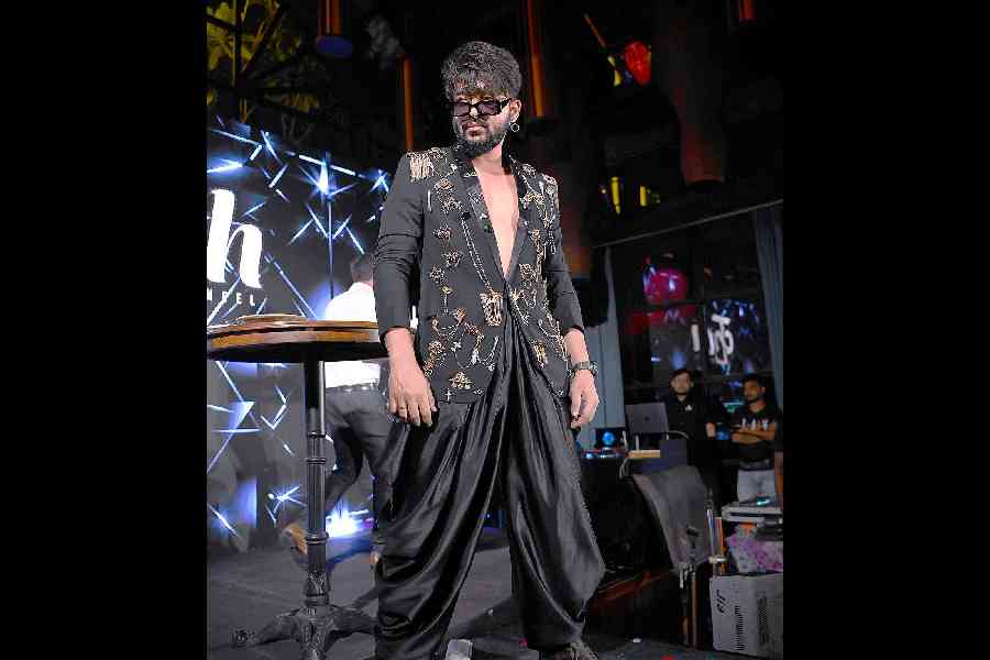 Menswear showstopper Saurav Das aced experimental fashion as he posed in gold and black. He nailed the look with an embellished blazer with lots of brooches on it, paired with layered dhoti pants