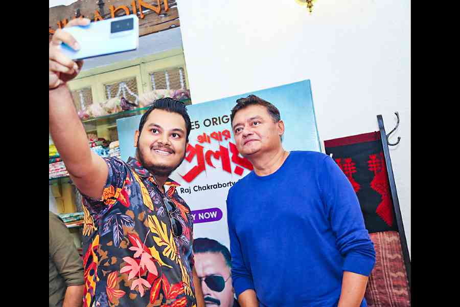 A personal frame with a selfie was a must and the fan couldn't miss this opportunity. Resham Das, a software engineer who finished the series in two nights, said, "I couldn't believe when I was told that I would be meeting the stars of Abar Proloy. It is content like this which will inspire us to watch more Bengali content. Saswatada is fantastic as a cop and Gaurav has proved that he is more than a chocolate boy. I would love to see him doing more such roles."