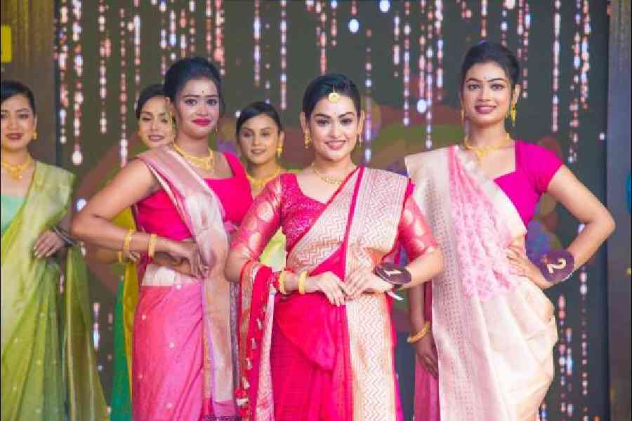 The Eastern Wear round saw the contestants walk the ramp with grace in traditional wear and make-up. The ensemble was courtesy Indyloom