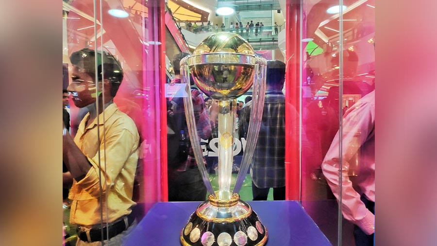Meet-and-greet with ICC Men’s Cricket World Cup Trophy at South City Mall draws thousands