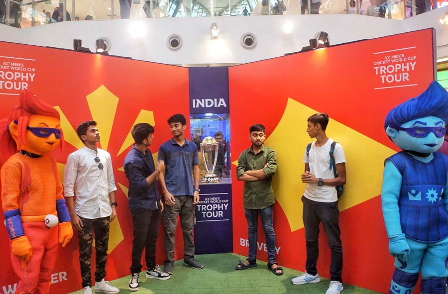 Gearing up for the ICC Men’s Cricket World Cup 2023 that will be played in 10 cities across India from October 5 to November 19, 2023, the fans did not miss a photo opportunity last weekend 