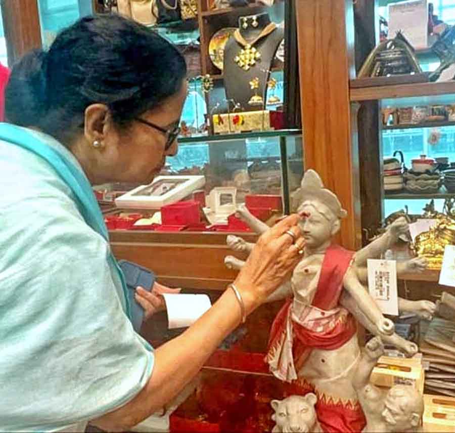 Chief minister Mamata Banerjee visited the  Biswa Bangla store at the Netaji Subhas Chandra Bose International Airport, Kolkata on her way to Spain and gave finishing touches to a Durga idol 