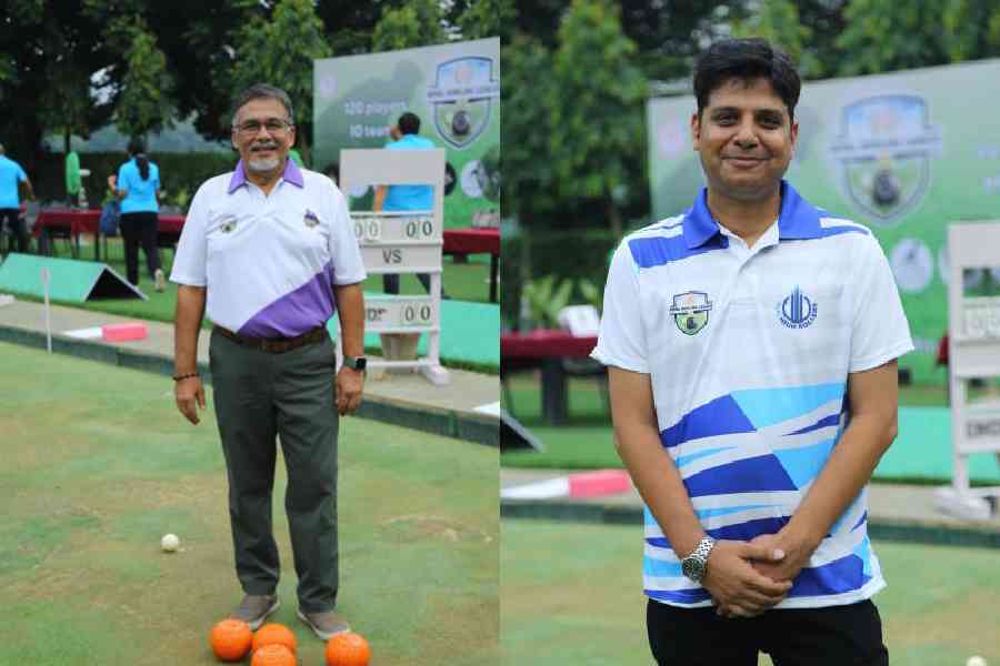 (l-r) RCGC captain Rohan Ghosh, Convenor for lawn bowling Chandan Shroff