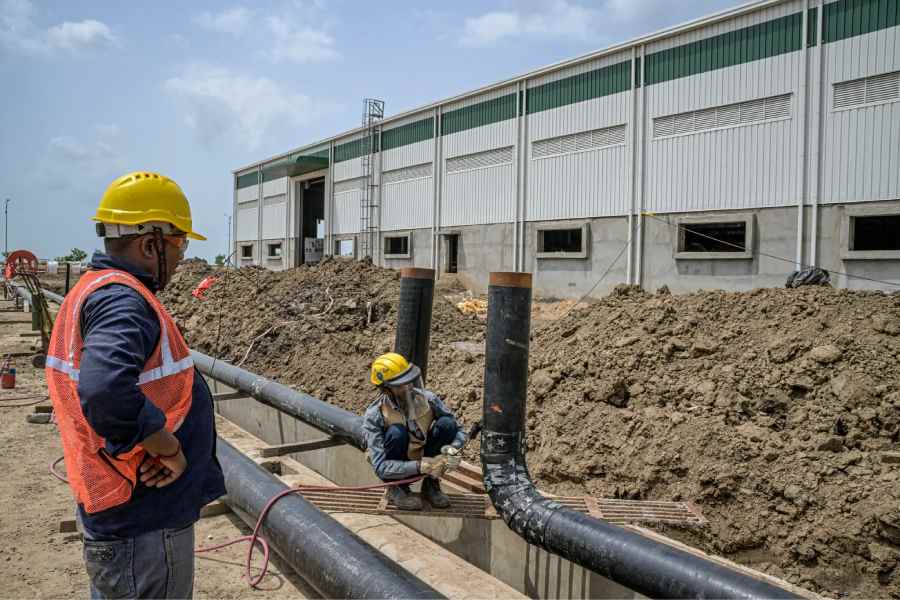 Workers building a factory that will make solar panels and modules in Dholera.
