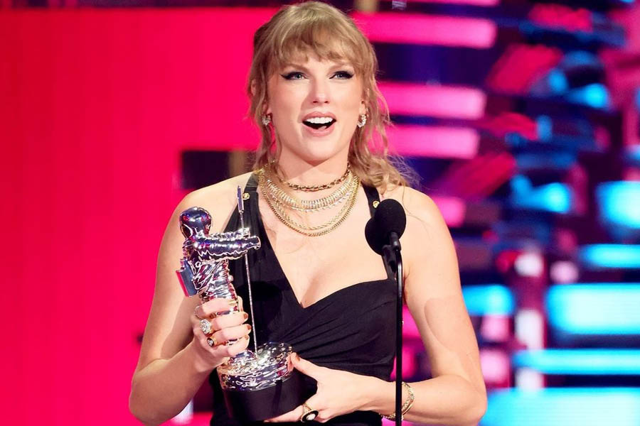 Taylor Swift scoops top prizes to emerge as Artist of the Year at 2023 ...