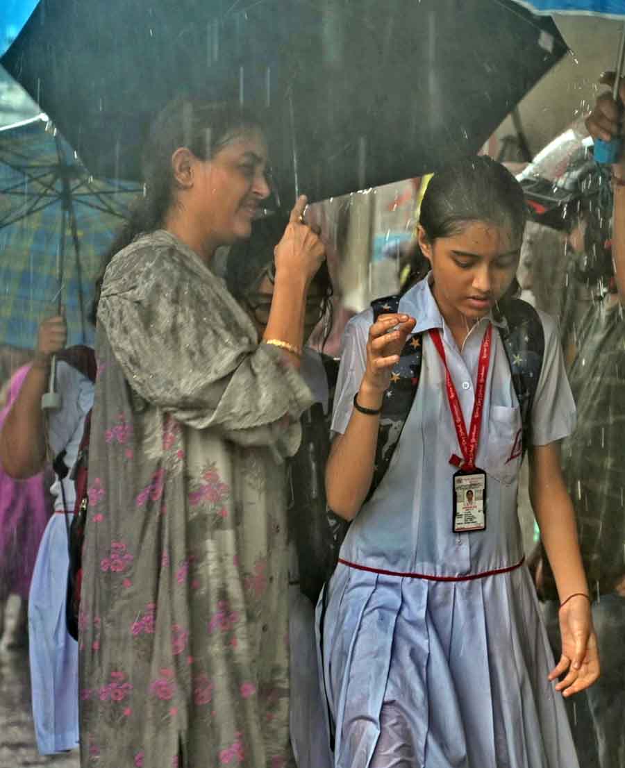 Central Kolkata experienced rain on Wednesday afternoon. The rainfall recorded on Wednesday evening by IMD was 3.1 mm 