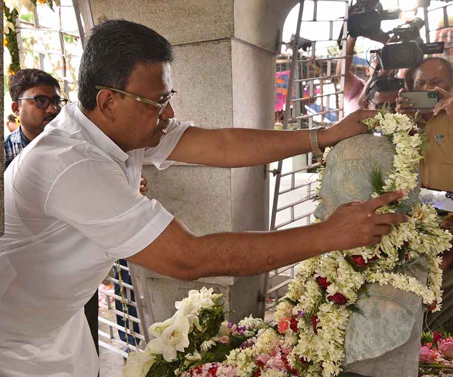 Mayor Firhad Hakim offered floral tribute to the memorial column of Jatin Das on his death anniversary at Keoratala Burning Ghat   