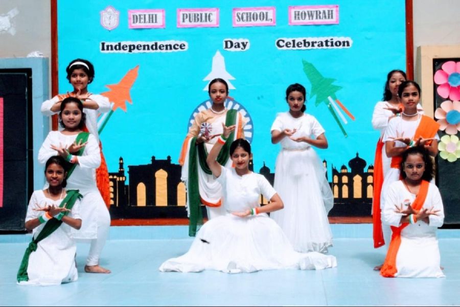 Students of DPS, Howrah, perform to Vande Mataram