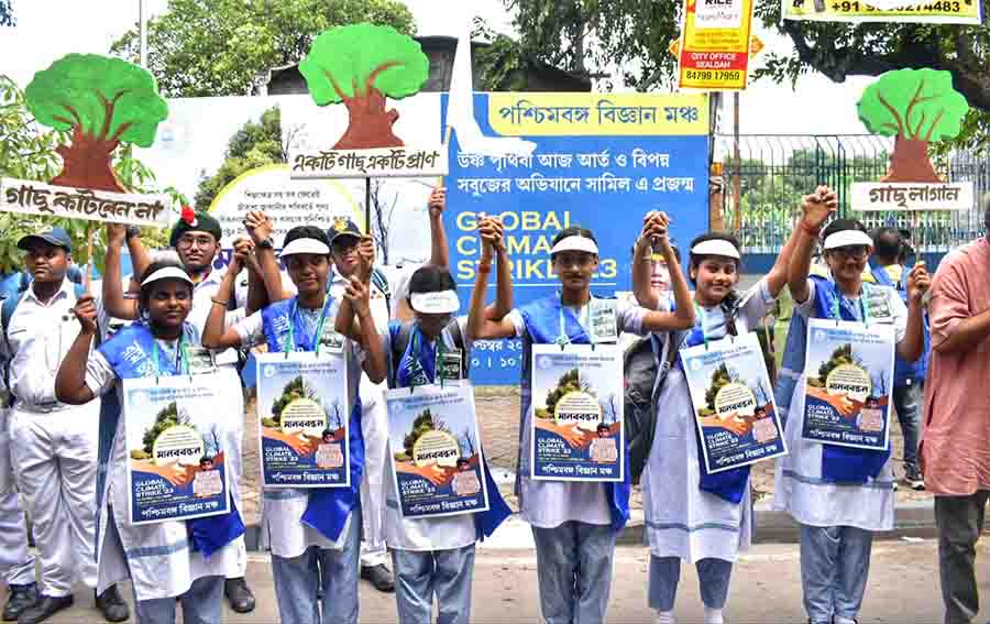 School students observed Global Climate Strike 2023 on Friday at Hedua in north Kolkata. The Global Climate Strike is a vision of environmental activist Greta Thunberg. This year, the event was held demanding the end of the fossil fuel era 