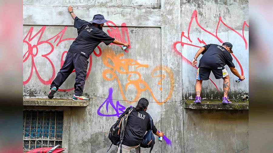 More graffiti artists at work