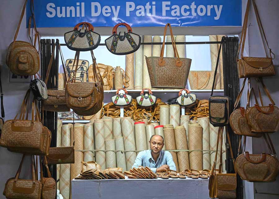 You can also buy bags to complete your look. Bags made of paati (finely woven mat of aquatic grass), Santiniketan leather, jute and canvas are available. The prices range from Rs150 and above