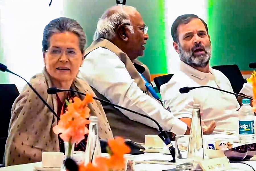 Congress | Congress top brass deliberates on polls strategy at extended  Congress Working Committee meeting - Telegraph India