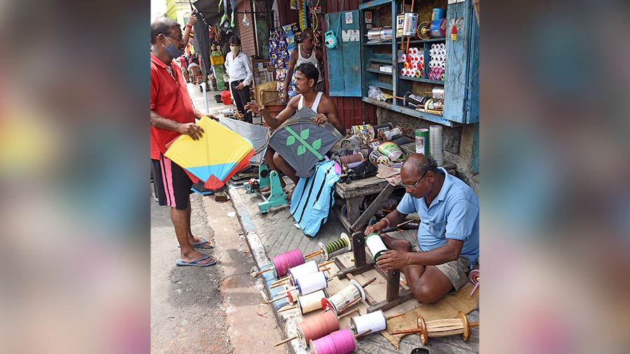 Workers make 'latai' (spools), in Kolkata