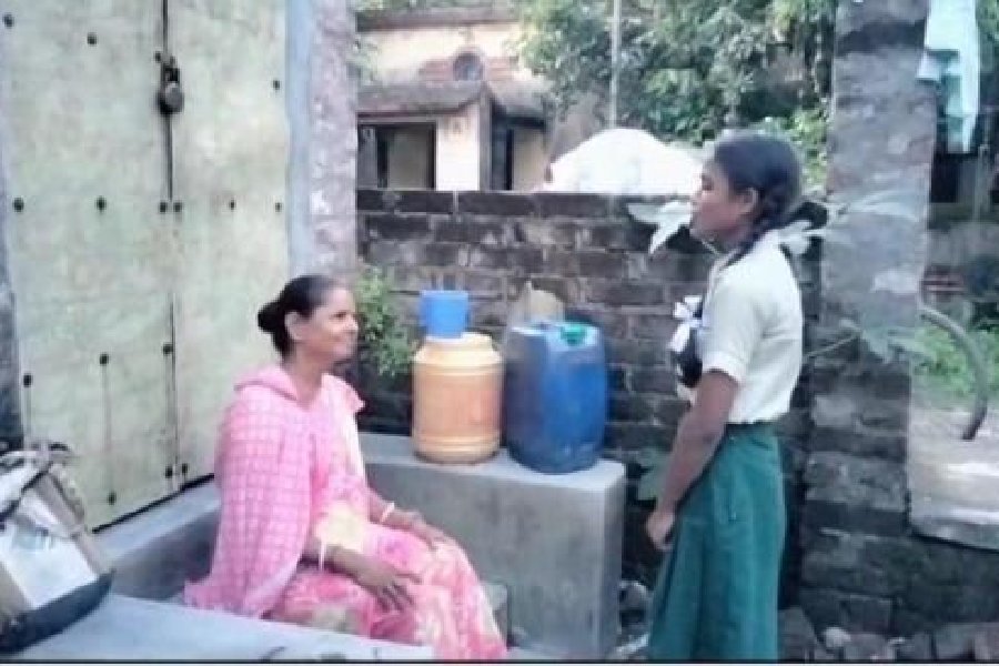 A student of Santoshpur Rishi Aurobindo Balika Vidyapith talks to a neighbour as part of the dengue awareness campaign
