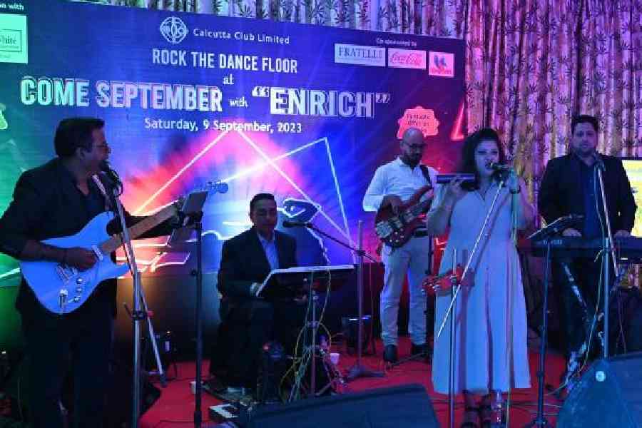 Band Enrich kept the guests entertained with their music. The band members were Nigel Gomez (drums and vocals), Steven Rebeiro (guitar and vocals), Debtanu De (bass guitar), Mishtie (vocals) and Dominic Saldanha (keyboard and vocals)
