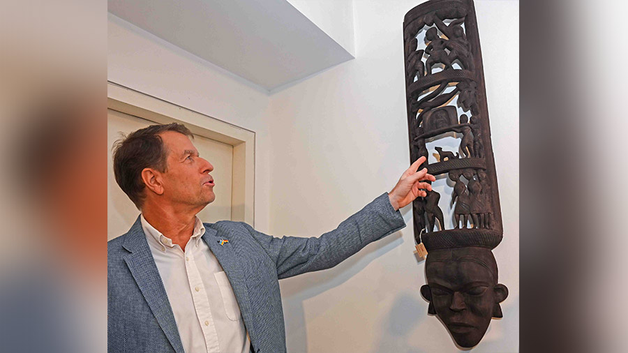 Manfred Auster, consul-general of Germany in Kolkata, points out the intricacies of the carvings on an exquisitely crafted tribal mask displayed at CIMA
