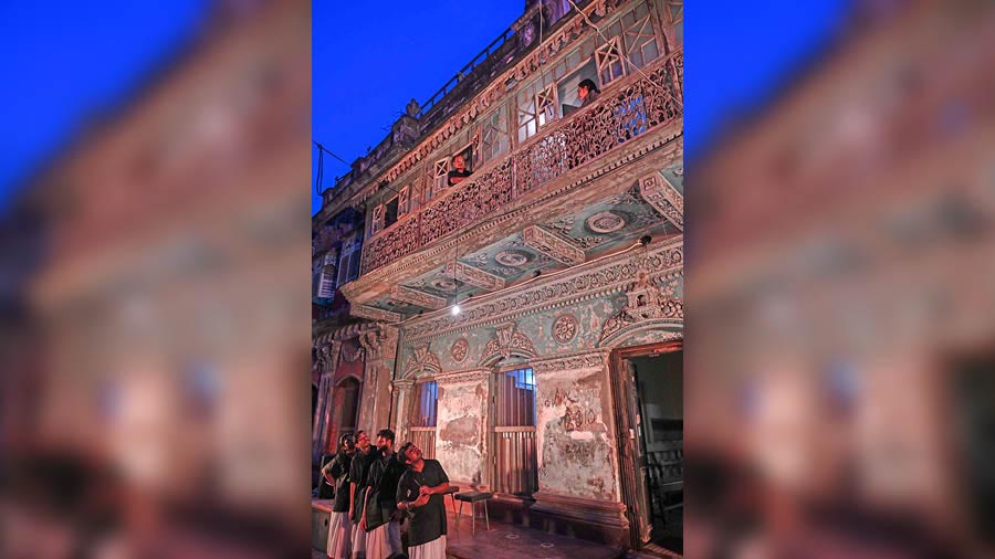 The cast used every corner of Tandon Bari’s exterior, from the windows to the facade to the collapsible gate, in the play
