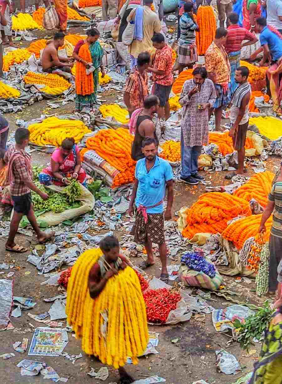 The Mullick Ghat flower market on Tuesday morning witnessed huge demand for flowers on the occasion of Ganesh Chaturthi 